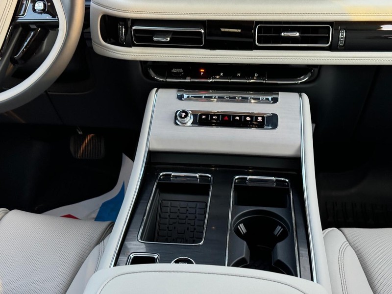 Lincoln Aviator Vehicle Full-screen Gallery Image 19