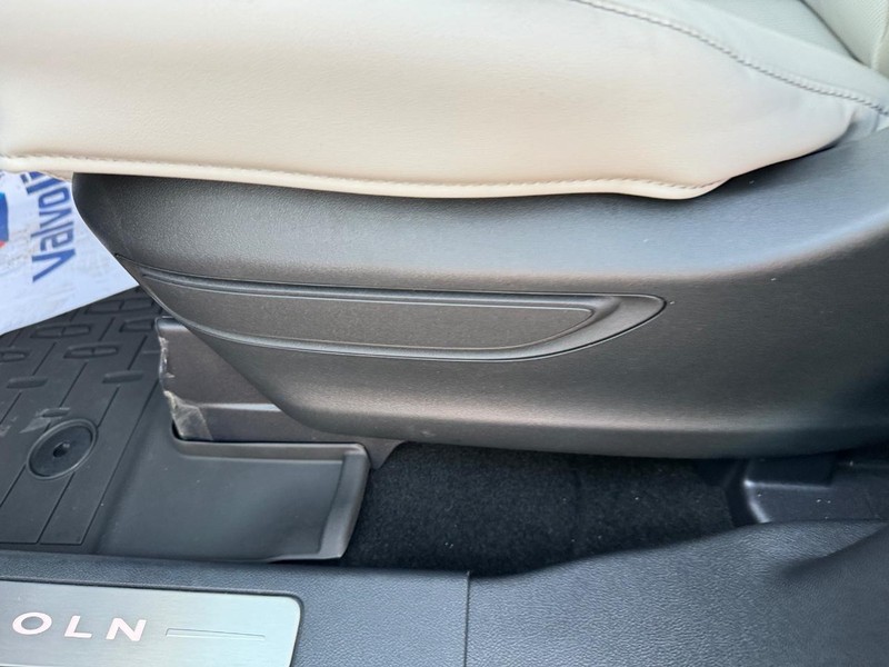Lincoln Aviator Vehicle Full-screen Gallery Image 20