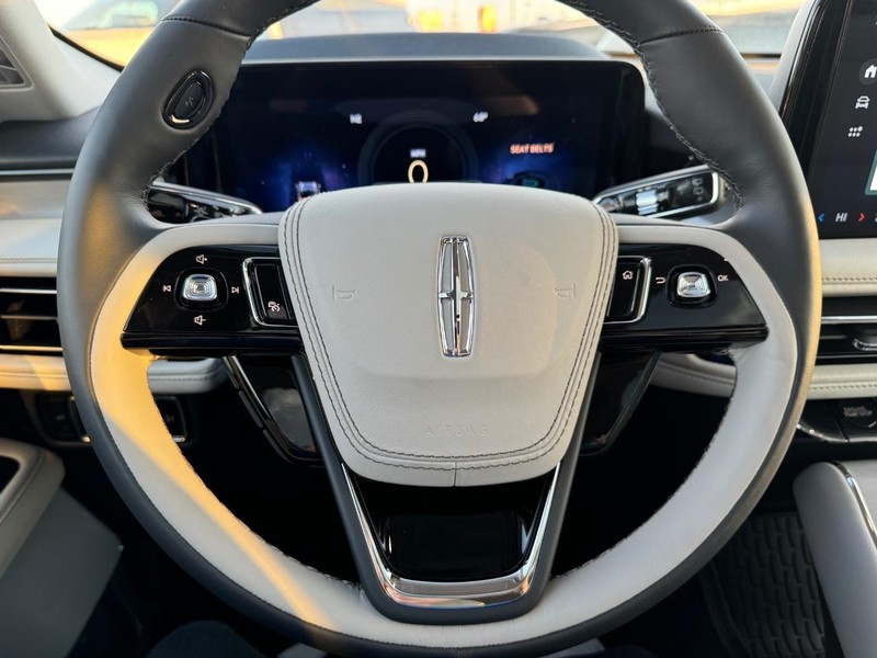 Lincoln Aviator Vehicle Full-screen Gallery Image 23