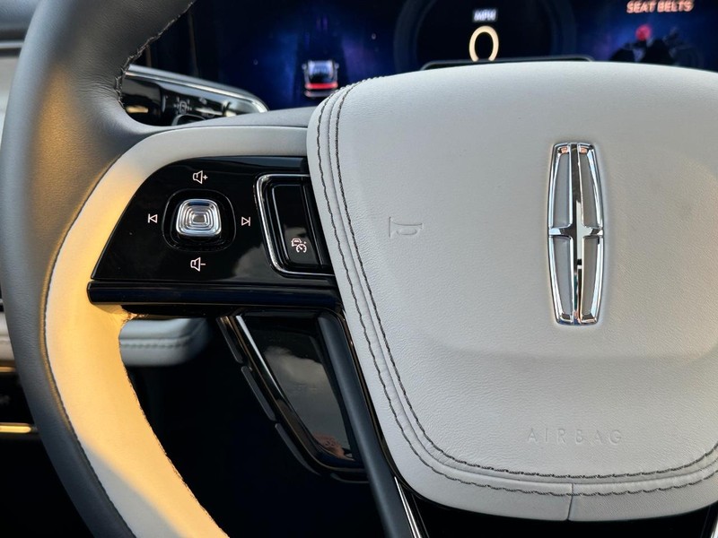 Lincoln Aviator Vehicle Full-screen Gallery Image 24