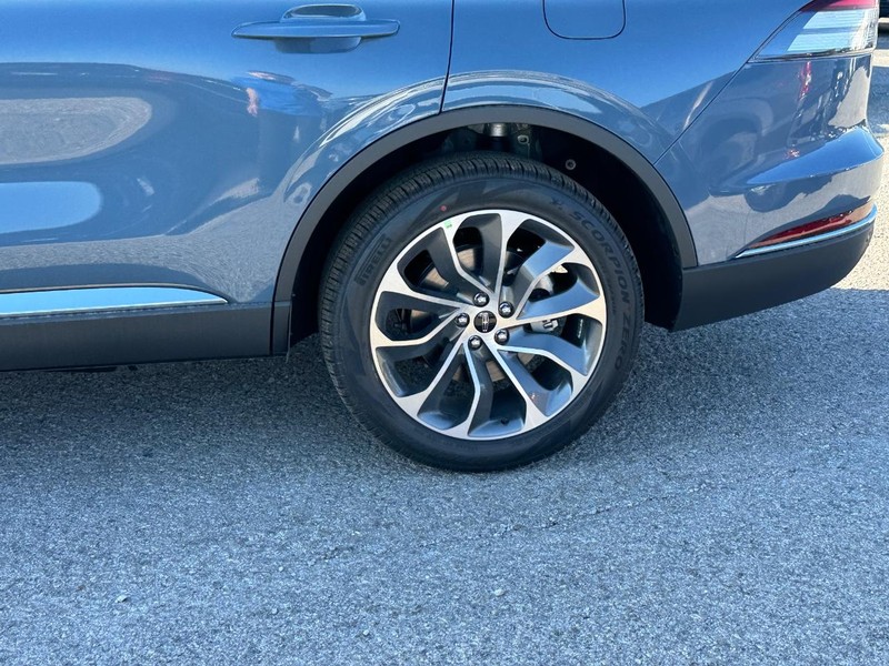 Lincoln Aviator Vehicle Full-screen Gallery Image 10