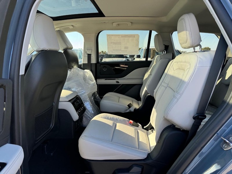 Lincoln Aviator Vehicle Full-screen Gallery Image 11