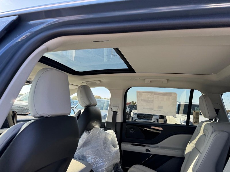 Lincoln Aviator Vehicle Full-screen Gallery Image 12