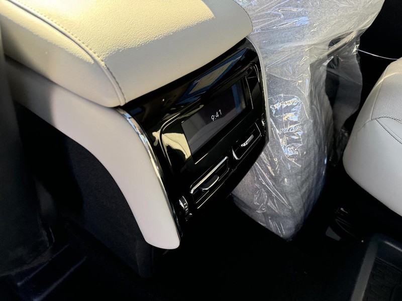 Lincoln Aviator Vehicle Full-screen Gallery Image 13