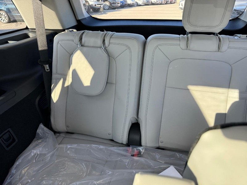 Lincoln Aviator Vehicle Full-screen Gallery Image 14