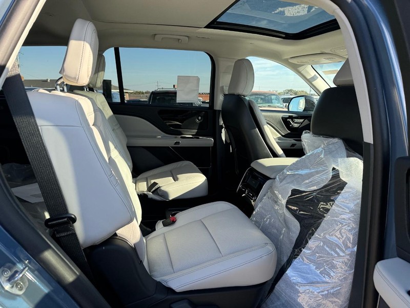 Lincoln Aviator Vehicle Full-screen Gallery Image 15