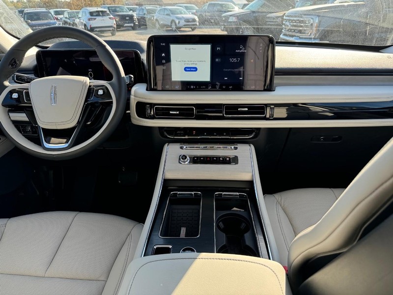 Lincoln Aviator Vehicle Full-screen Gallery Image 16
