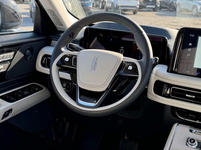 Lincoln Aviator Vehicle Full-screen Gallery Image 17