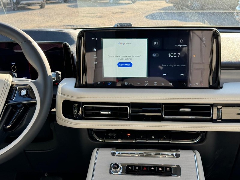 Lincoln Aviator Vehicle Full-screen Gallery Image 18