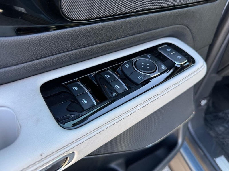 Lincoln Aviator Vehicle Full-screen Gallery Image 21