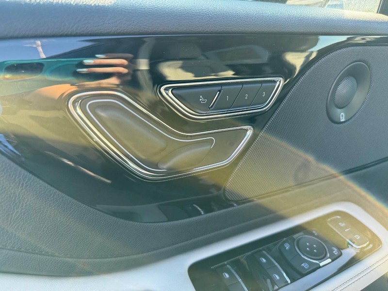 Lincoln Aviator Vehicle Full-screen Gallery Image 22
