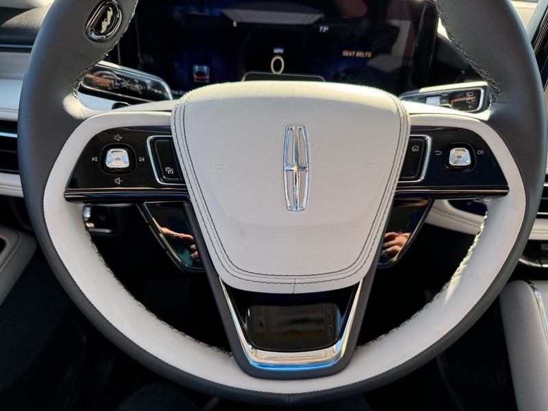 Lincoln Aviator Vehicle Full-screen Gallery Image 23