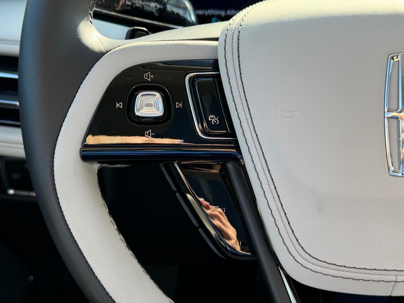 Lincoln Aviator Vehicle Full-screen Gallery Image 24