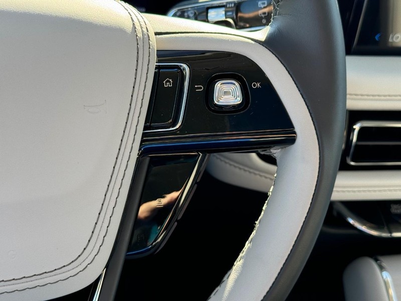 Lincoln Aviator Vehicle Full-screen Gallery Image 25