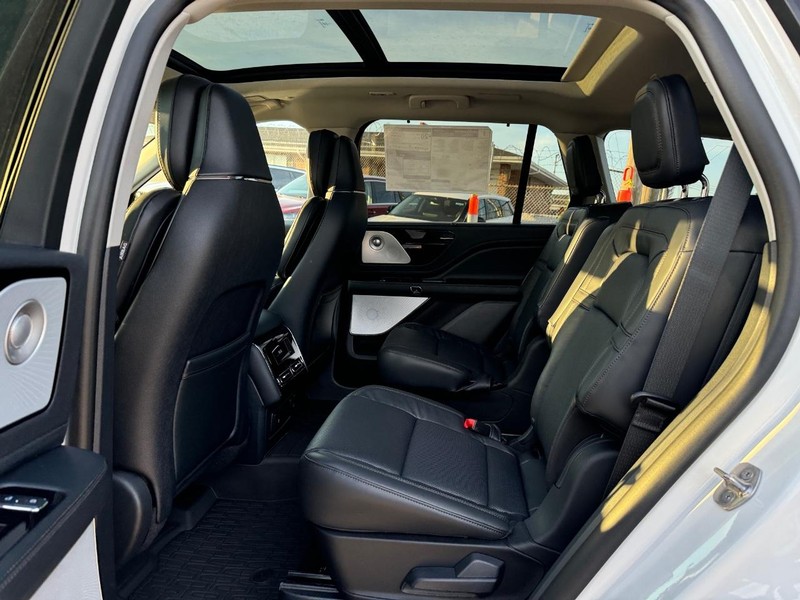 Lincoln Aviator Vehicle Full-screen Gallery Image 11