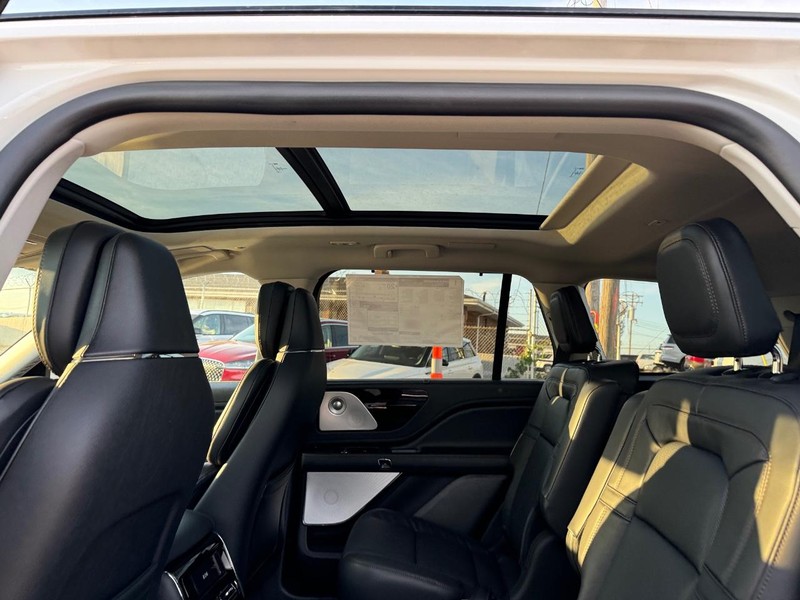 Lincoln Aviator Vehicle Full-screen Gallery Image 12