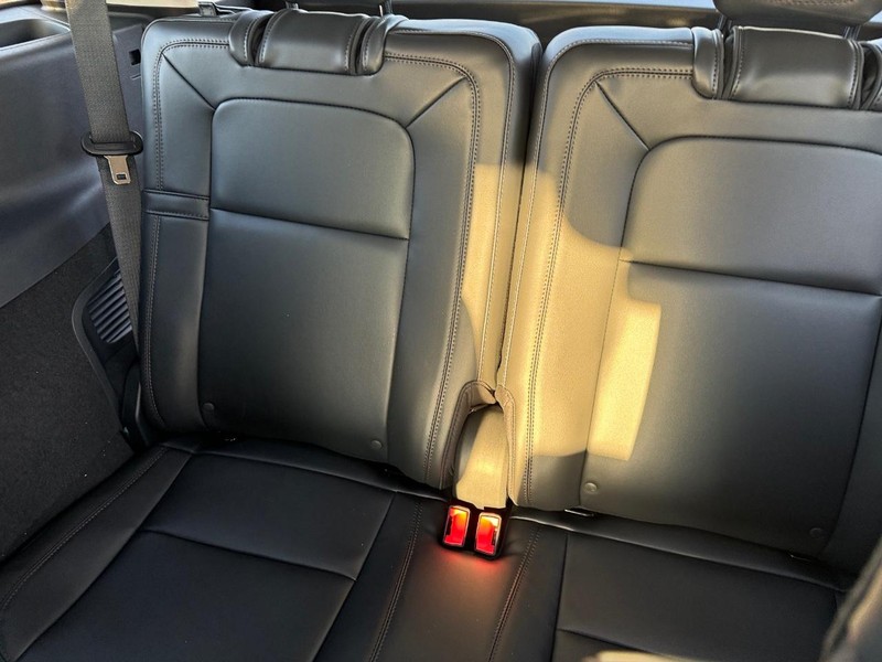Lincoln Aviator Vehicle Full-screen Gallery Image 14