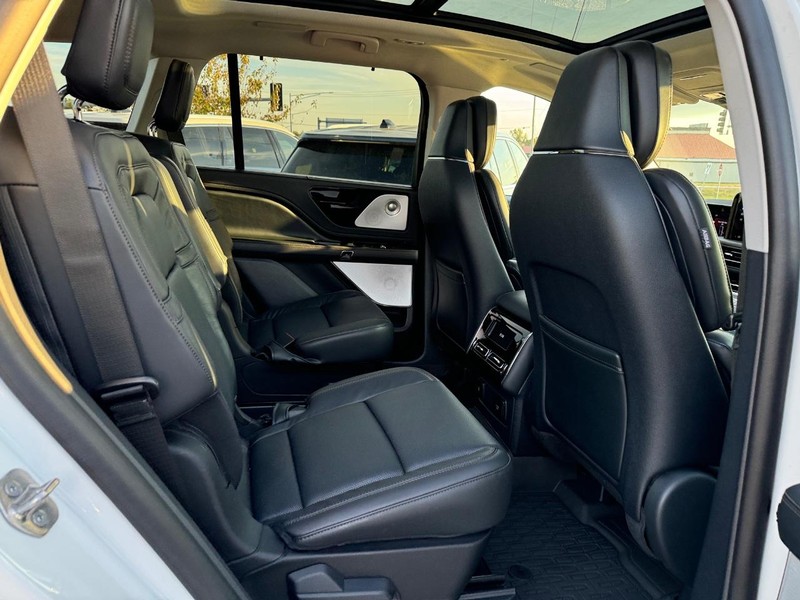 Lincoln Aviator Vehicle Full-screen Gallery Image 15
