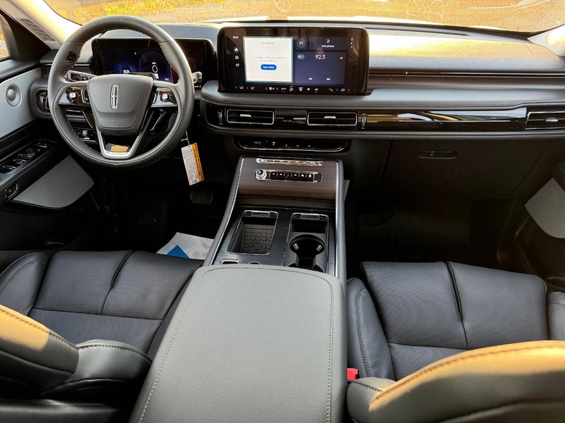 Lincoln Aviator Vehicle Full-screen Gallery Image 16