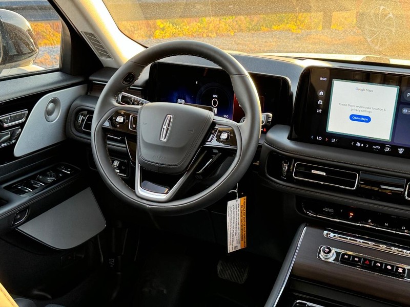 Lincoln Aviator Vehicle Full-screen Gallery Image 17