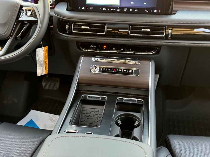 Lincoln Aviator Vehicle Full-screen Gallery Image 19