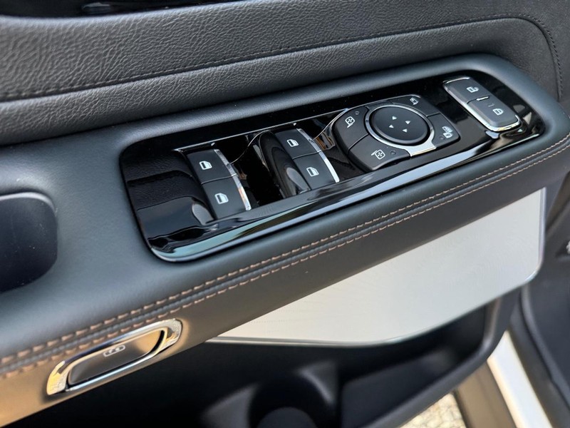 Lincoln Aviator Vehicle Full-screen Gallery Image 21