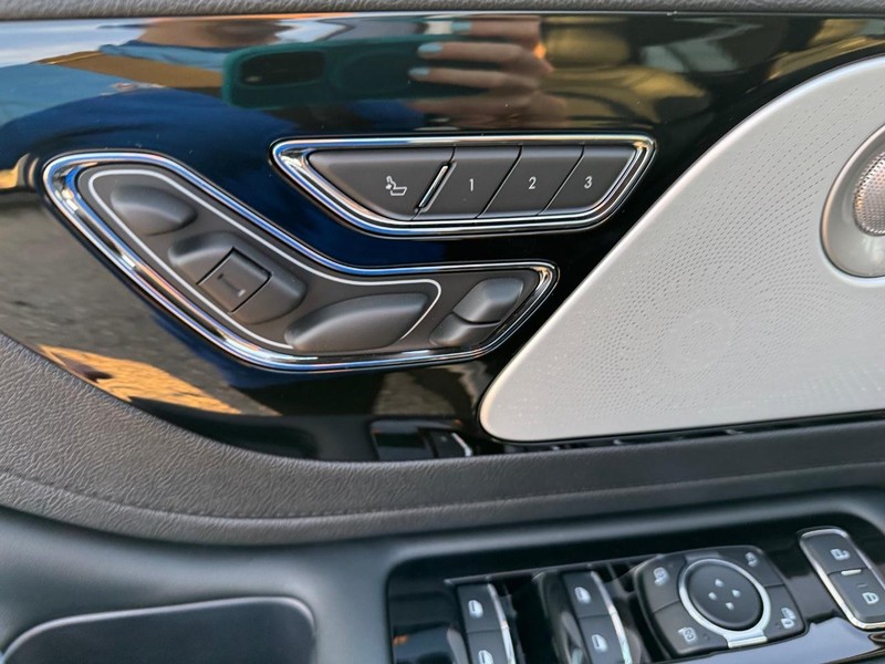 Lincoln Aviator Vehicle Full-screen Gallery Image 22