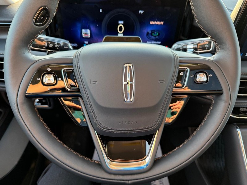 Lincoln Aviator Vehicle Full-screen Gallery Image 23