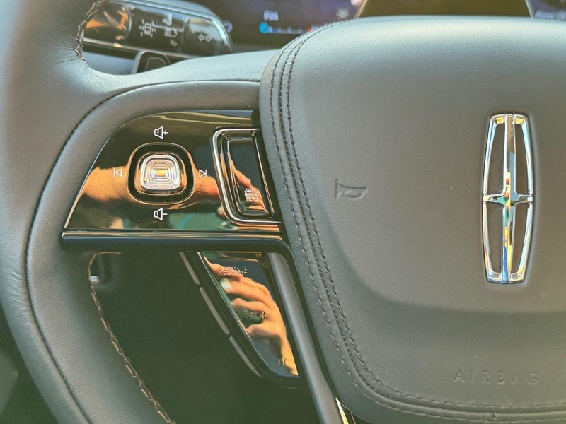 Lincoln Aviator Vehicle Full-screen Gallery Image 24