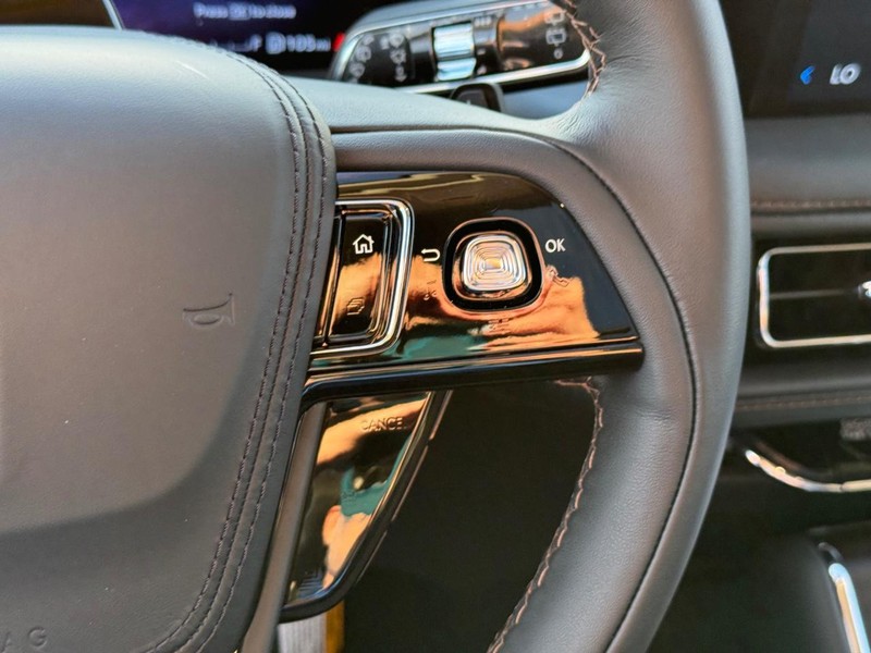 Lincoln Aviator Vehicle Full-screen Gallery Image 25