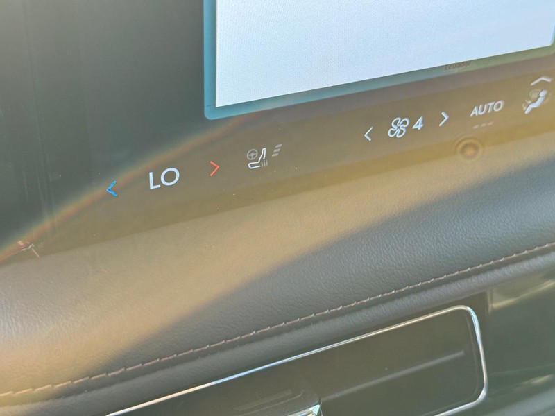 Lincoln Aviator Vehicle Full-screen Gallery Image 26