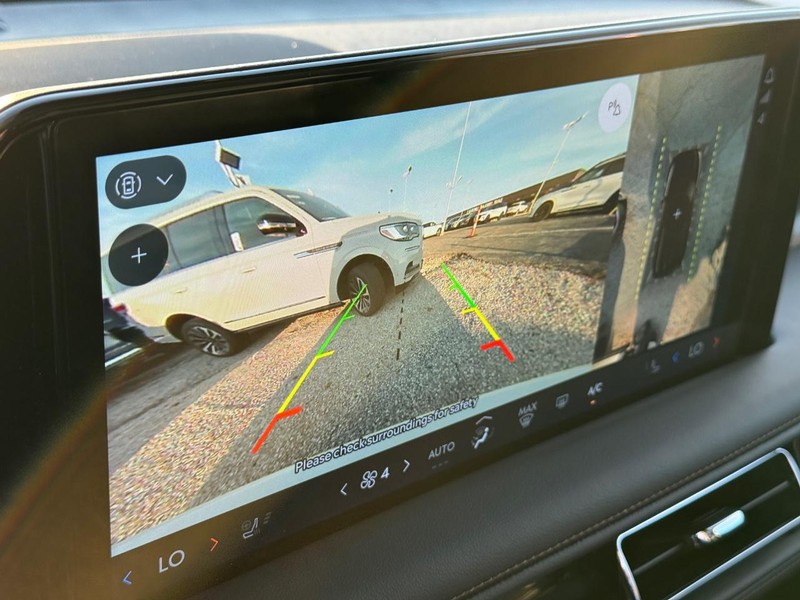 Lincoln Aviator Vehicle Full-screen Gallery Image 27