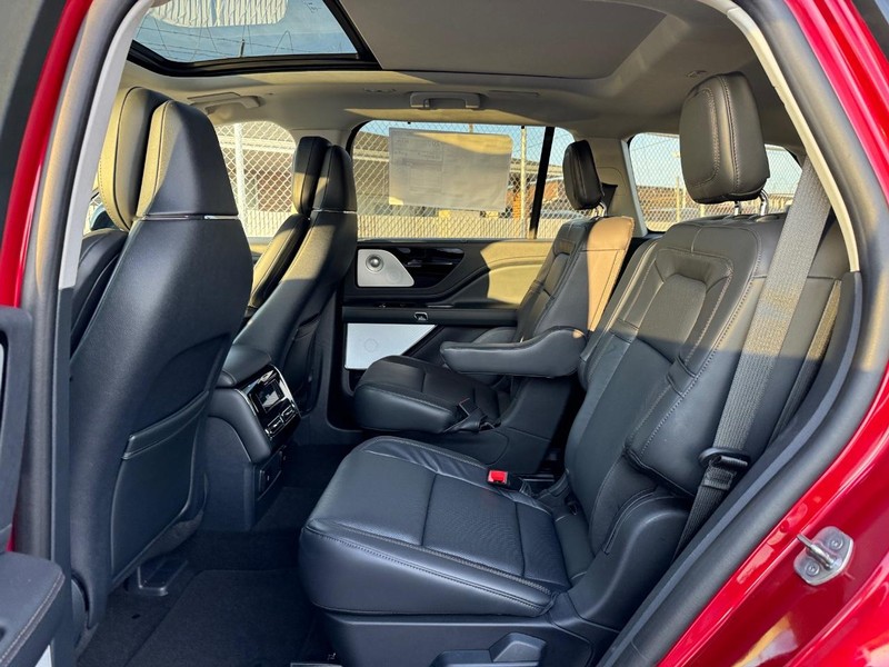 Lincoln Aviator Vehicle Full-screen Gallery Image 11