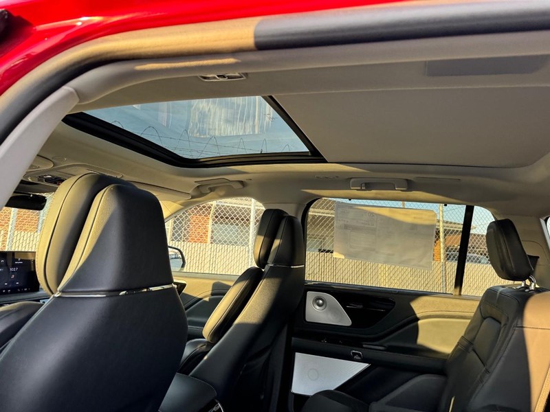 Lincoln Aviator Vehicle Full-screen Gallery Image 12