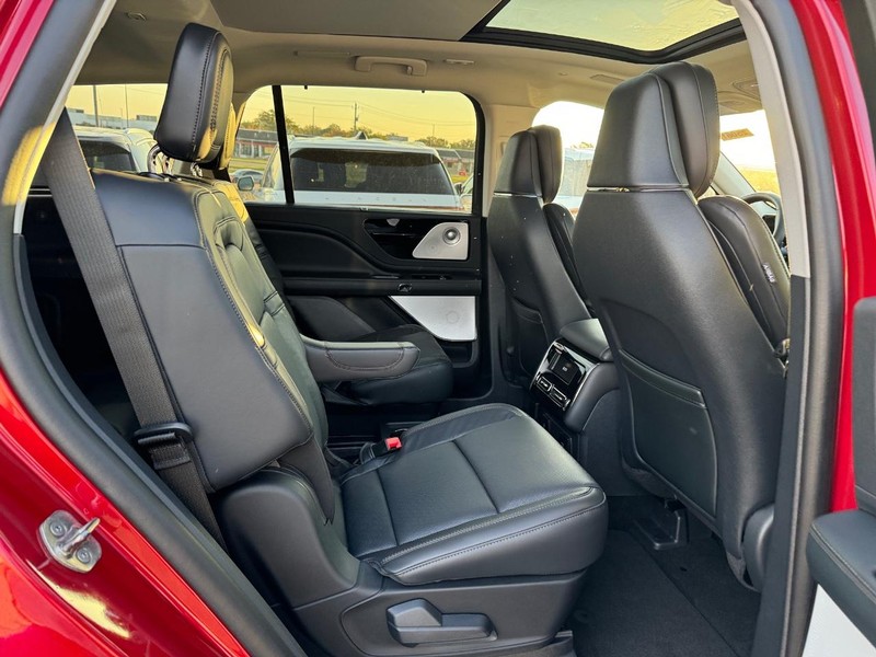 Lincoln Aviator Vehicle Full-screen Gallery Image 15