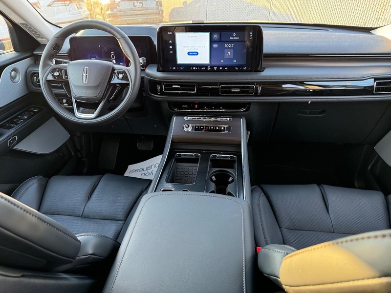 Lincoln Aviator Vehicle Full-screen Gallery Image 16