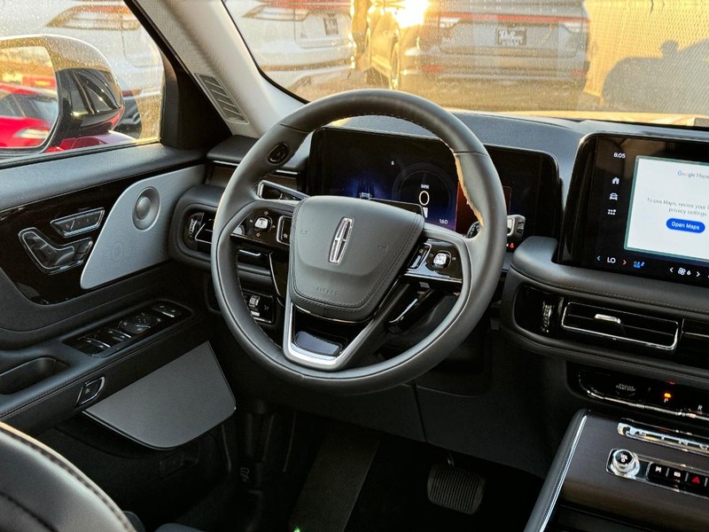 Lincoln Aviator Vehicle Full-screen Gallery Image 17