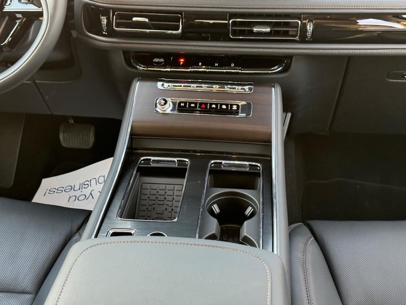 Lincoln Aviator Vehicle Full-screen Gallery Image 19
