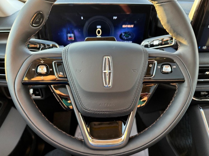 Lincoln Aviator Vehicle Full-screen Gallery Image 23