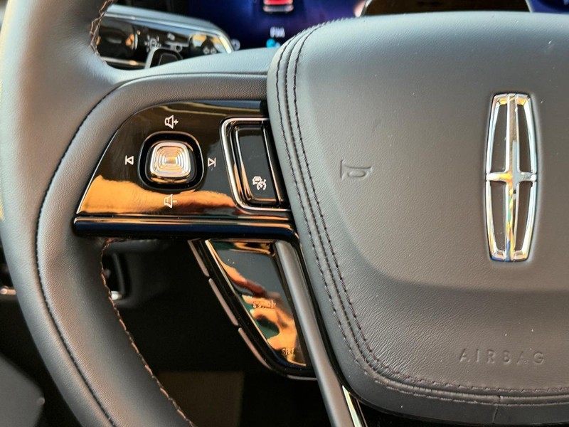 Lincoln Aviator Vehicle Full-screen Gallery Image 24