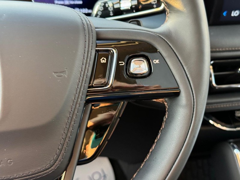 Lincoln Aviator Vehicle Full-screen Gallery Image 25