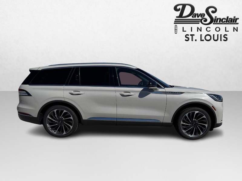 Lincoln Aviator Vehicle Full-screen Gallery Image 04