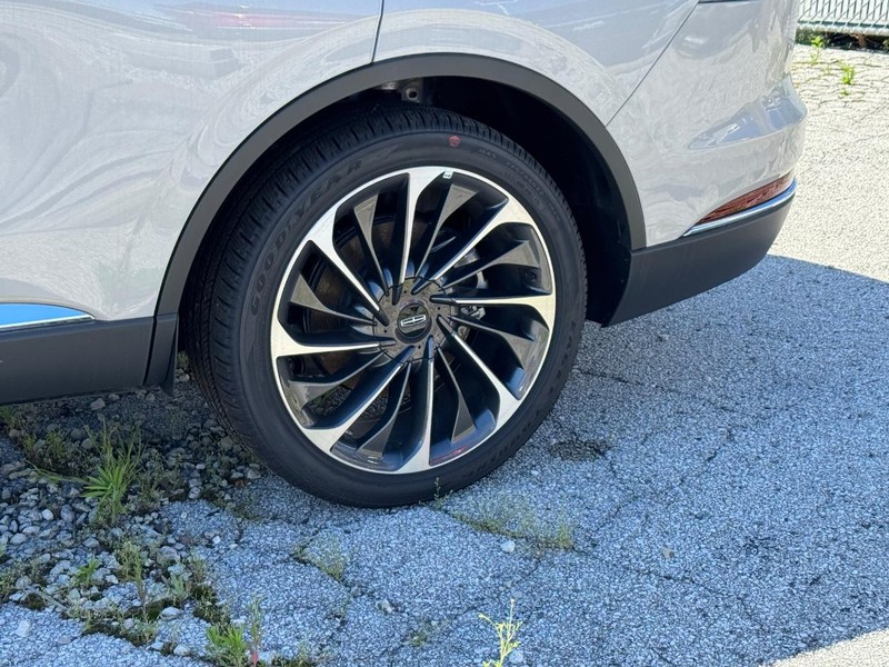 Lincoln Aviator Vehicle Full-screen Gallery Image 10