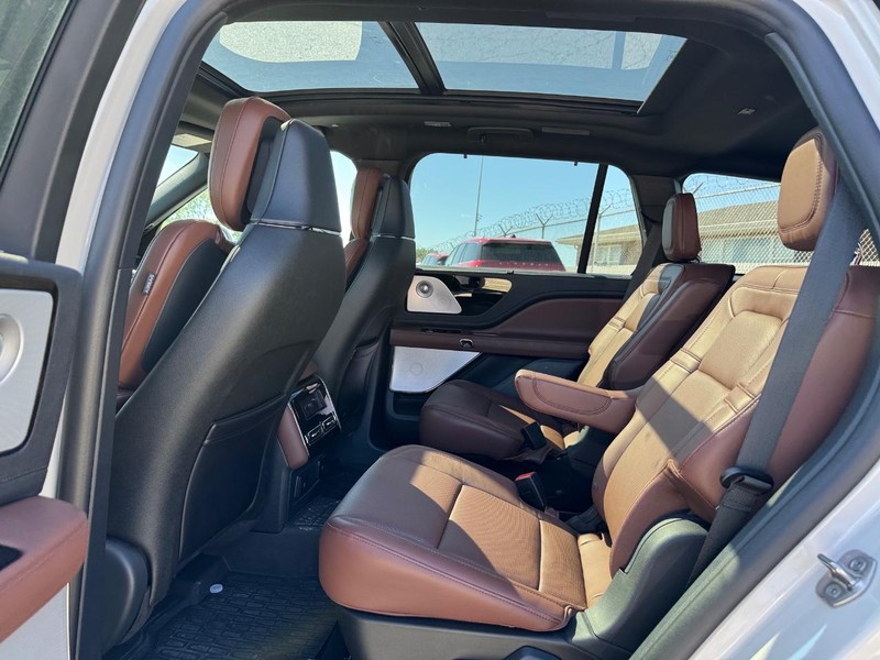 Lincoln Aviator Vehicle Full-screen Gallery Image 11