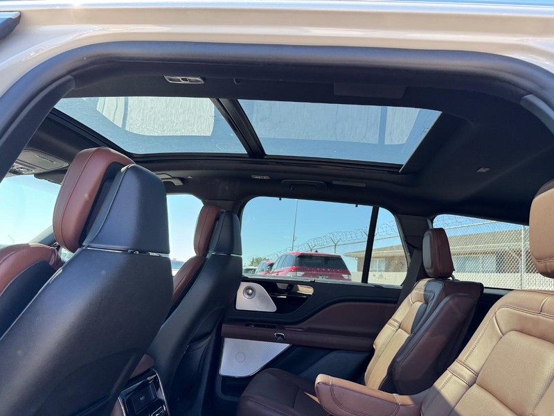 Lincoln Aviator Vehicle Full-screen Gallery Image 12