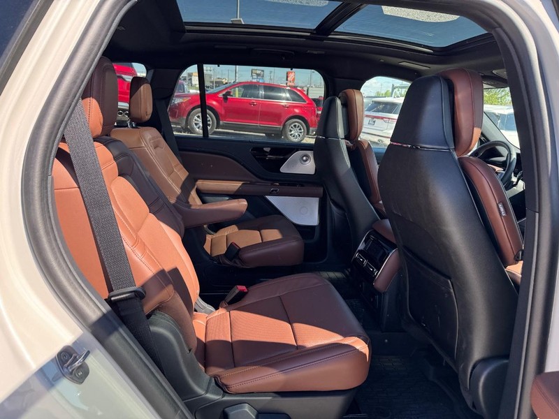 Lincoln Aviator Vehicle Full-screen Gallery Image 14
