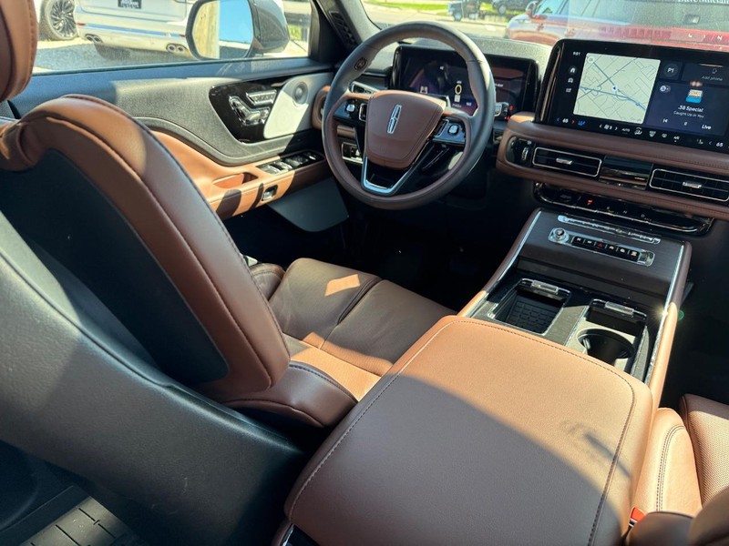 Lincoln Aviator Vehicle Full-screen Gallery Image 15