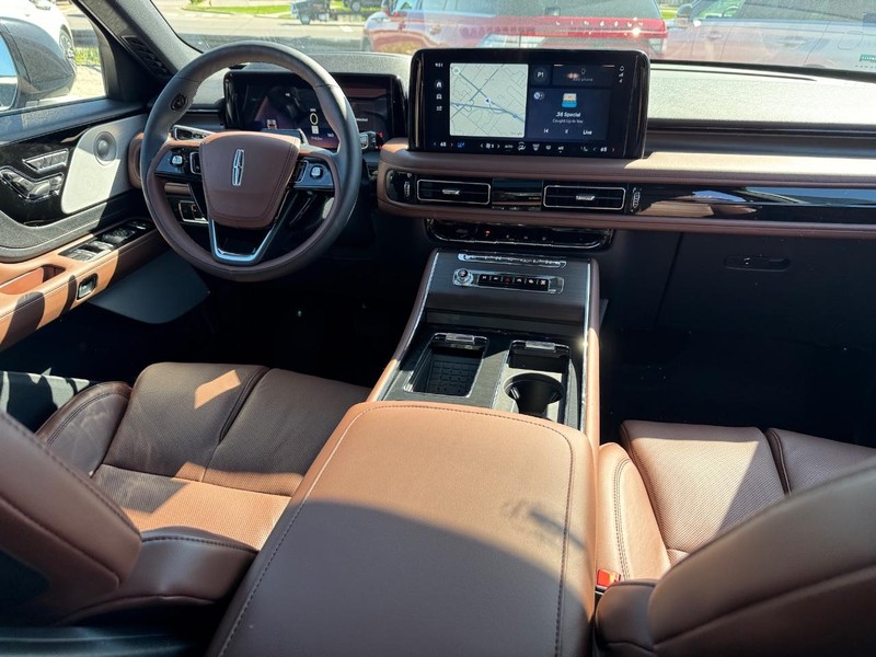 Lincoln Aviator Vehicle Full-screen Gallery Image 16