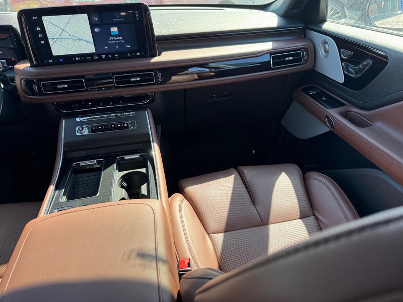 Lincoln Aviator Vehicle Full-screen Gallery Image 17