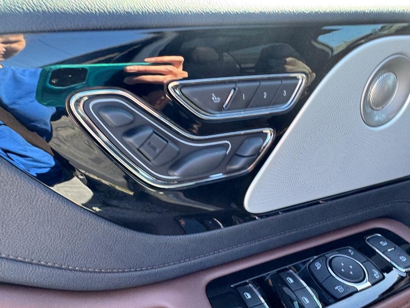 Lincoln Aviator Vehicle Full-screen Gallery Image 20